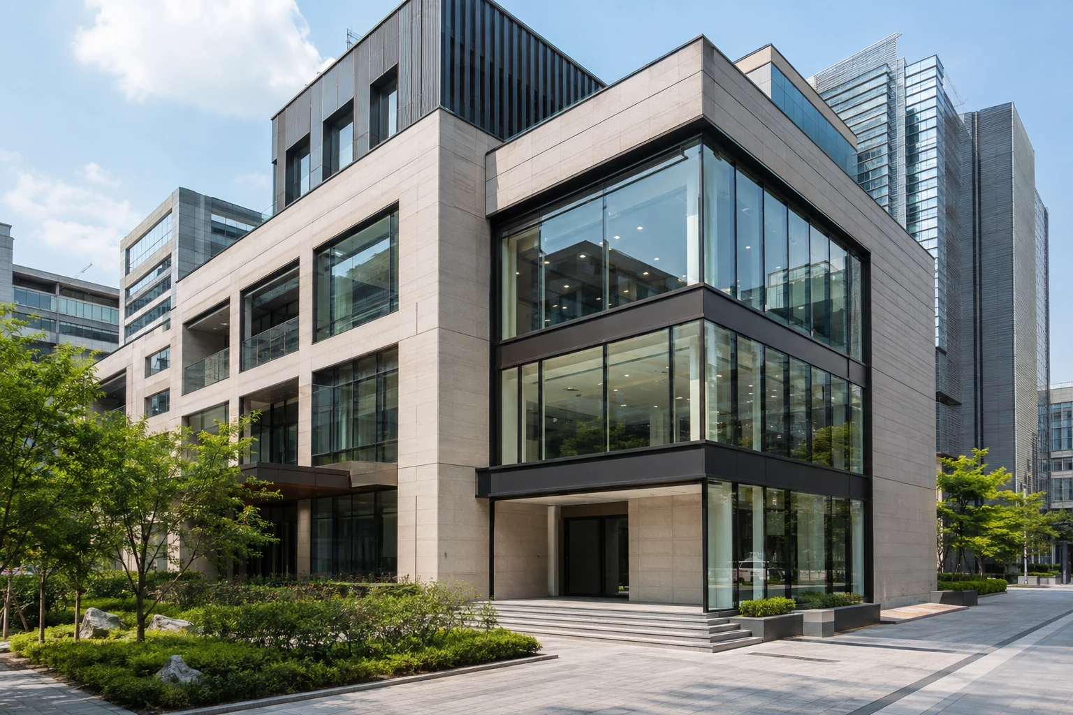 Modernes Büro- und Geschäftshaus in Gangnam-gu mit heller Stein- und Glasfassade