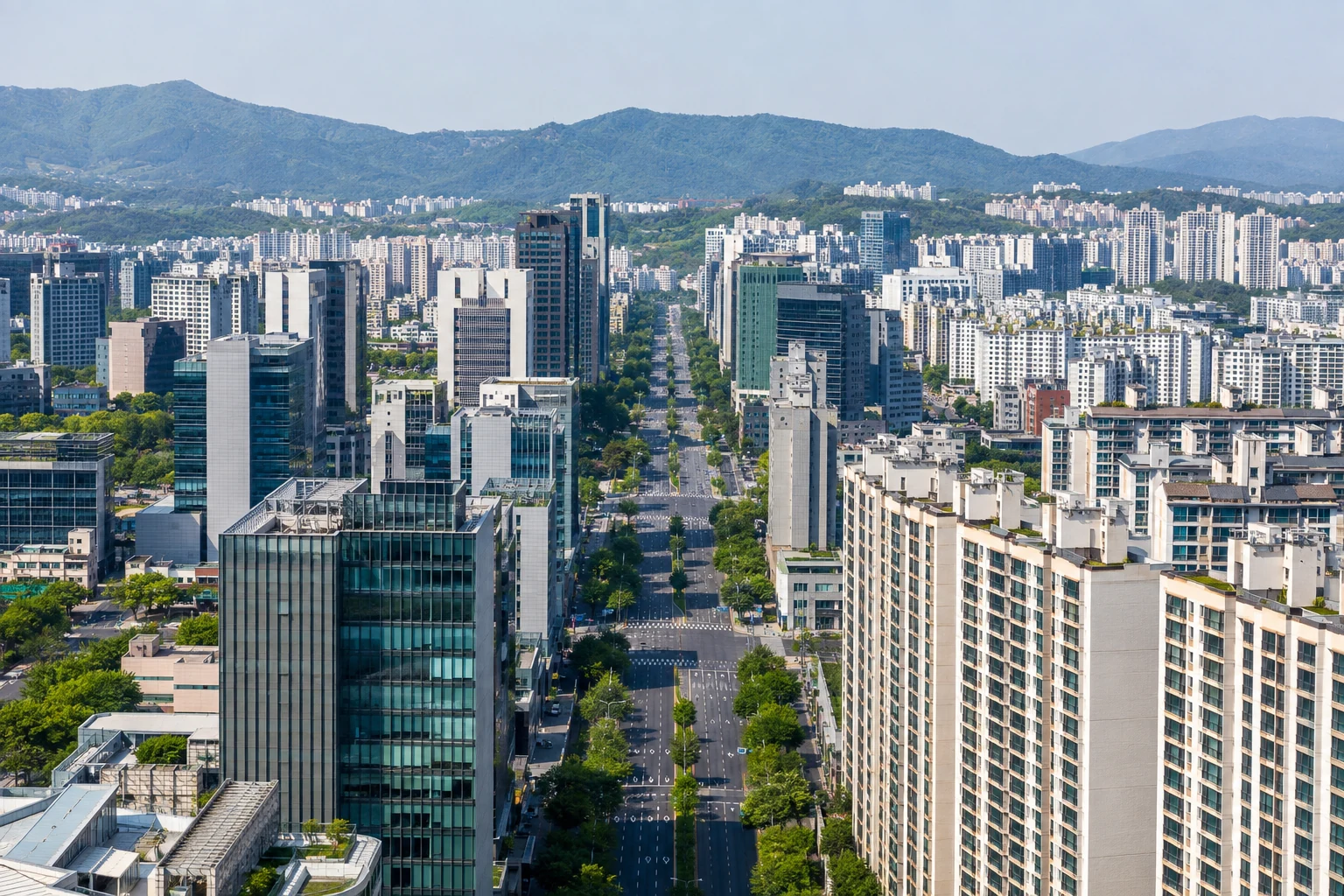 Moderne Stadtachse in Gangnam-gu mit Bürohäusern, Wohnanlagen und bewaldeten Hügeln