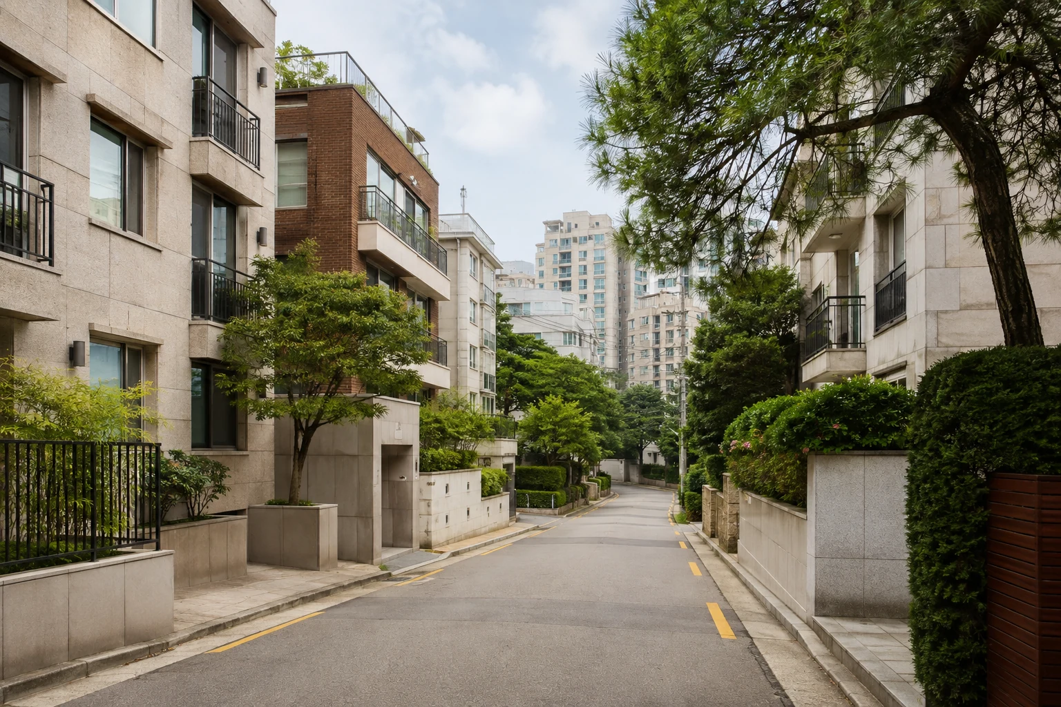 Baumbestandene Wohnstraße in Gangnam-gu mit modernen Mehrparteienhäusern und Apartmentgebäuden